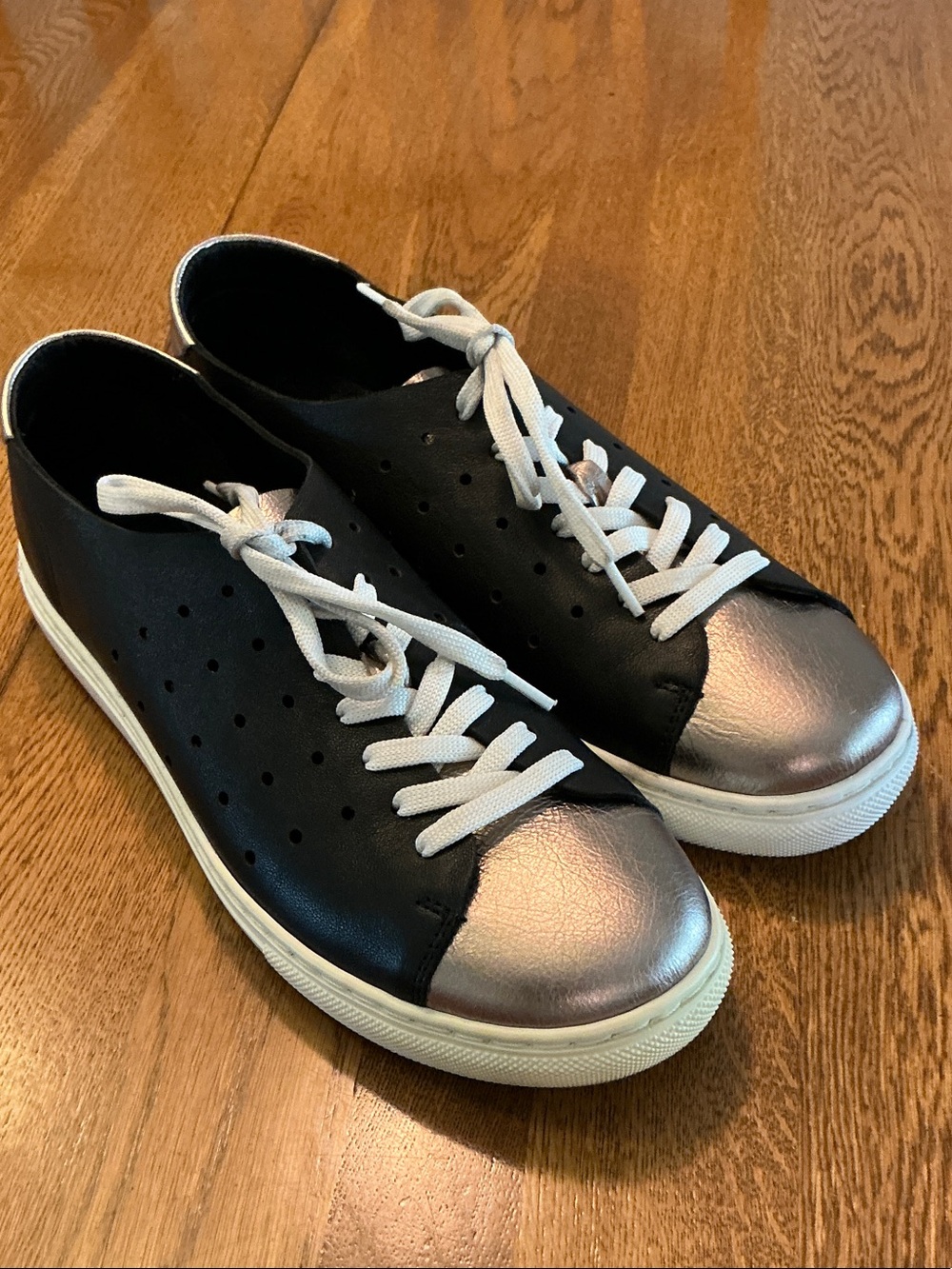 Woman’s MAGO Genesis black with powder metallic toe cap. Size 41. Like new! Cute